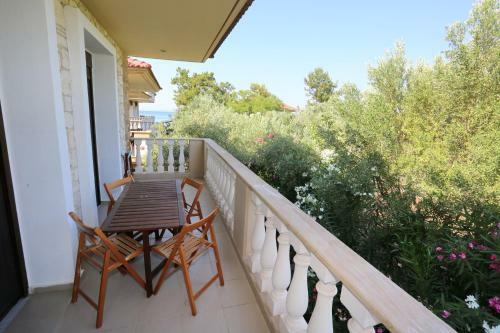 Villa Argo 2 - Beachfront, Big Gardens, Location!