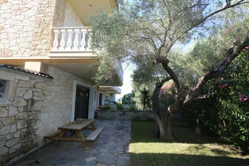 Villa Argo 2 - Beachfront, Big Gardens, Location!