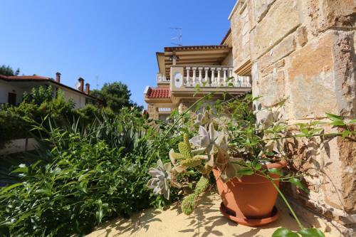 Villa Argo 2 - Beachfront, Big Gardens, Location!