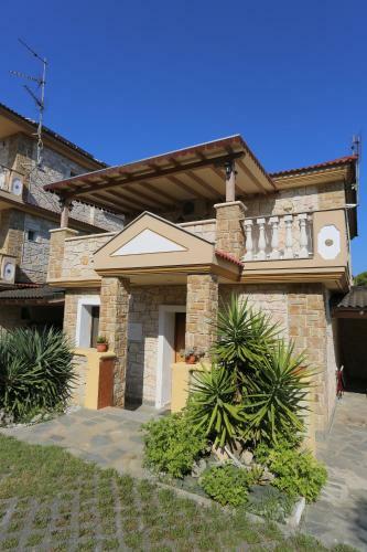 Villa Argo 2 - Beachfront, Big Gardens, Location!