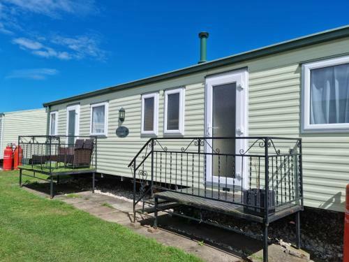3 Bedroom Sleeps 6 On Coral Beach