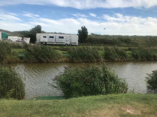 Apartamento 4 Bedrooms Holiday Caravan