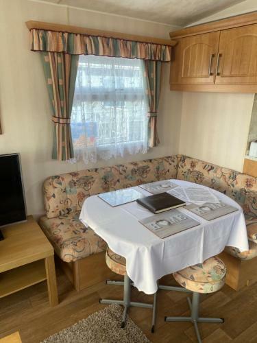L&g Family Holidays 8 Berth Sealands Max 4 Adults
