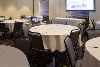 Holiday Inn Express Hotel & Suites Lucedale