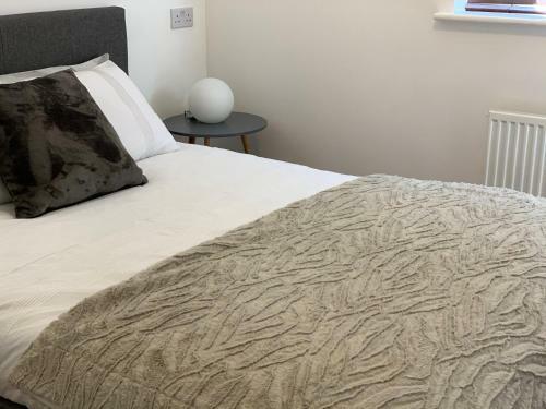 2 Bed House Waterside Luxury Living, Central Area