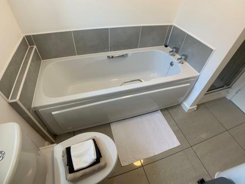 2 Bed House Waterside Luxury Living, Central Area