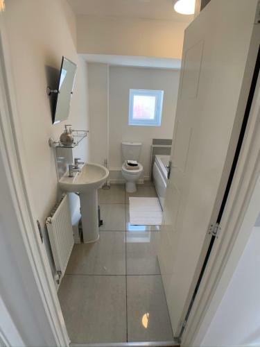 2 Bed House Waterside Luxury Living, Central Area