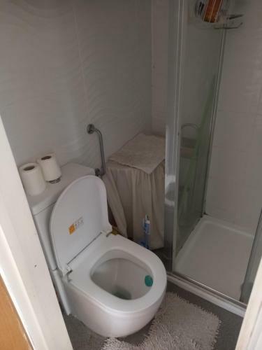 Larchmont Stay Side En Suite With Small Double Bed