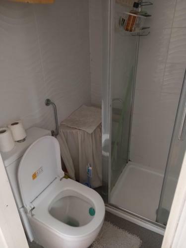 Larchmont Stay Side En Suite With Small Double Bed