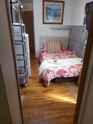 Larchmont Stay Side En Suite With Small Double Bed