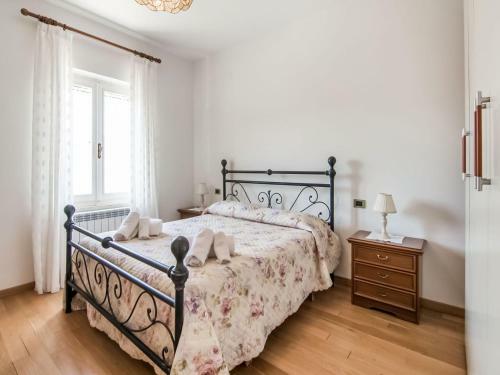 Beautiful Holiday Home In Montedinove With Shared Pool