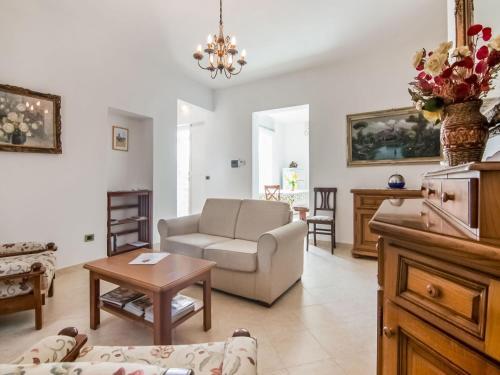 Beautiful Holiday Home In Montedinove With Shared Pool