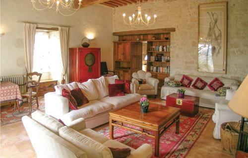 Six-bedroom Holiday Home In Beauville