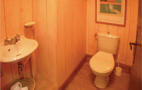 Six-bedroom Holiday Home In Beauville