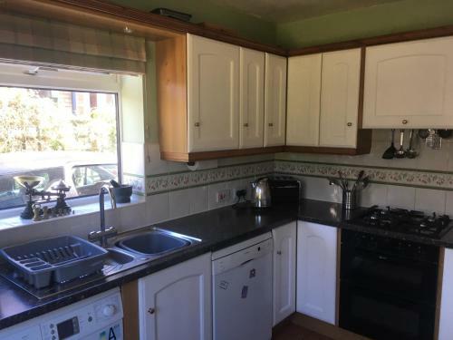Spacious Bungalow/private Garden-sleeps Up To 6