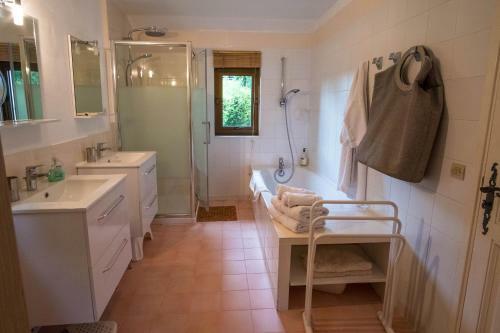 Maison "jardin Gaillard" Disposant D'une Piscine Chauff�e