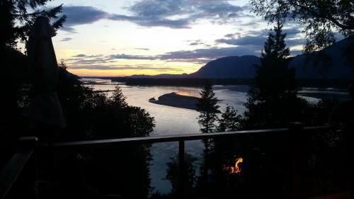 The Fraser River's Edge B&B Lodge
