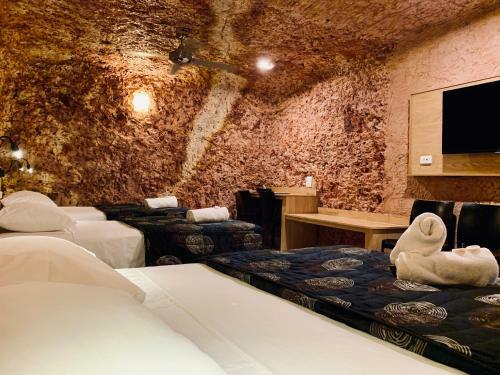 The Lookout Cave Underground Motel