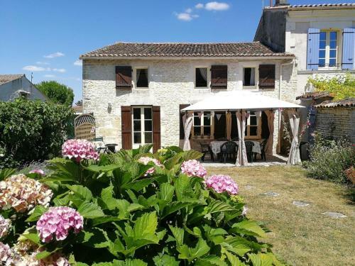 3 Bed Gite With Private Pool & Garden In Nantille