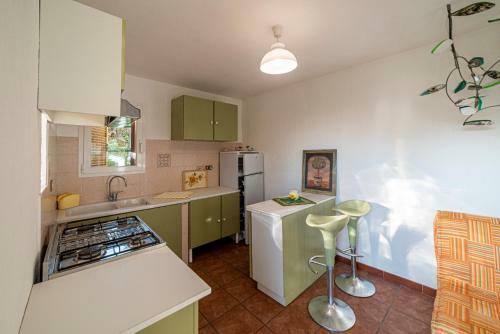 Casetta Maduneta Immersa In Un Oliveto