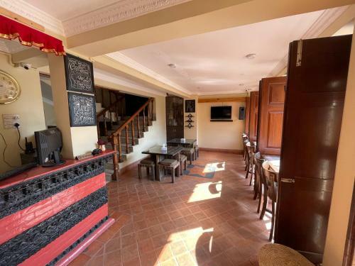 Hotel Empire & Rooftop Restaurant