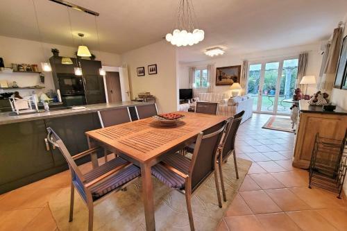 Beautiful House For 8 With Garden And Pool