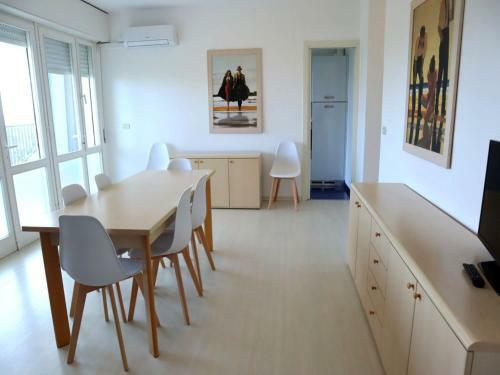 Apartment For 6 People With Three Large Terraces Facing The Seaside