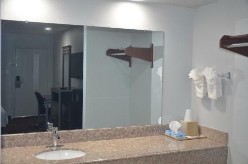 Motel Travelers Inn & Suites