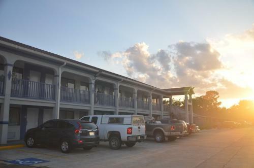 Motel Travelers Inn & Suites