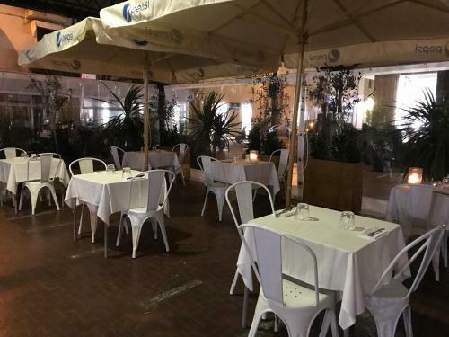 Hostal Acquapazza Restaurant & Room