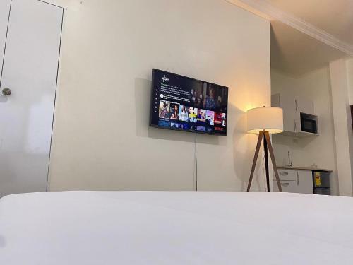 Urban Furnished Studio Apartment With A Pool