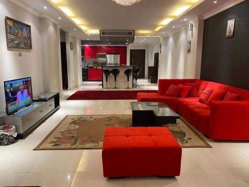 Modern Design & Large Apartment In Front Of Giza Pyramids
