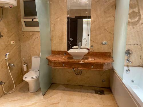 Modern Design & Large Apartment In Front Of Giza Pyramids