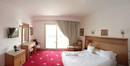 New Regency Pyramids View Hotel