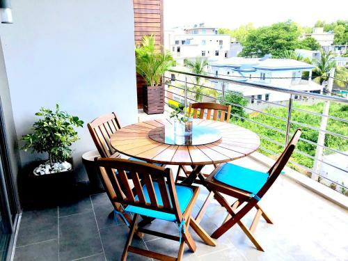 Luxury Westwood Apartment+pool