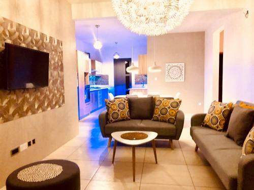 Luxury Westwood Apartment+pool