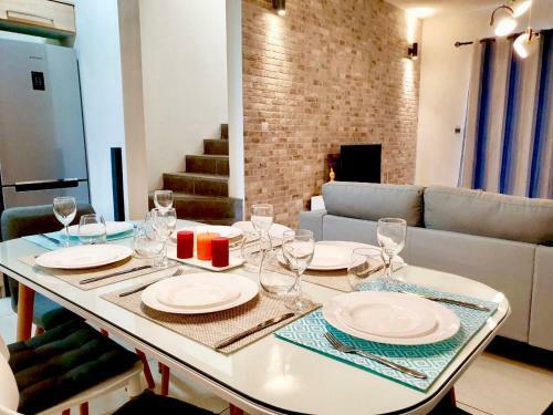 Luxury Westwood Apartment+pool