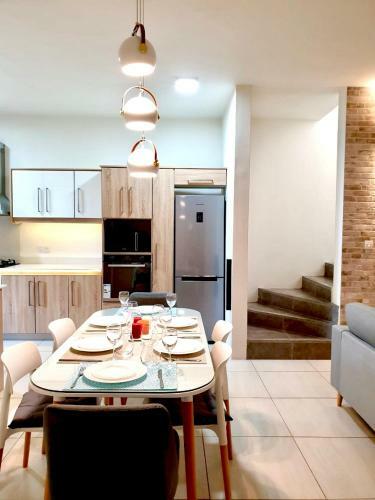 Luxury Westwood Apartment+pool