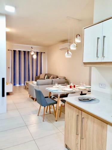 Luxury Westwood Apartment+pool
