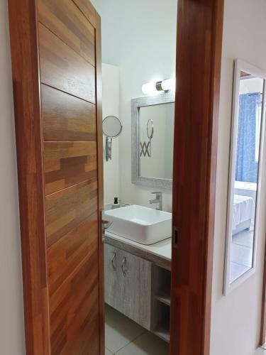 Luxury Westwood Apartment+pool