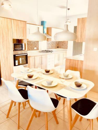 Luxury Westwood Apartment+pool