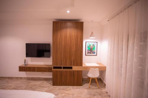 Cozy, Minimalist 3 Bedroom Apartment.