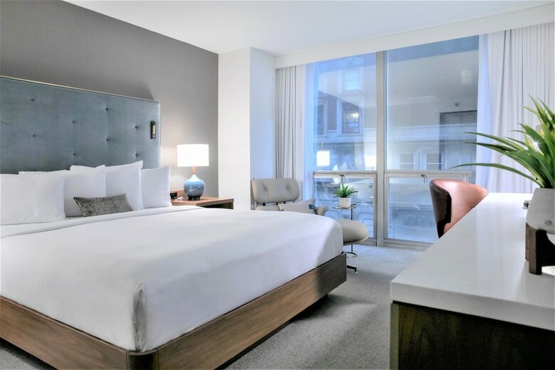 Hotel Chicago`s Essex Inn