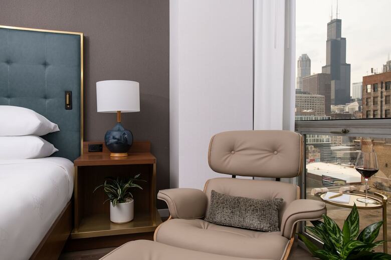 Hotel Chicago`s Essex Inn