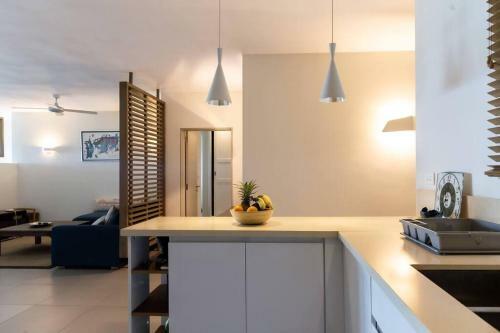 Amaranth Iii: 3 Bedroom Beachfront Apartment With Rooftop Pool