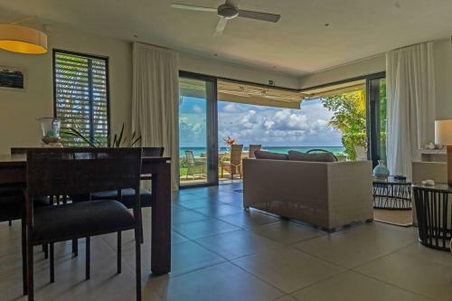 Amaranth Iii: 3 Bedroom Beachfront Apartment With Rooftop Pool