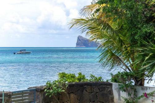 Amaranth Iii: 3 Bedroom Beachfront Apartment With Rooftop Pool