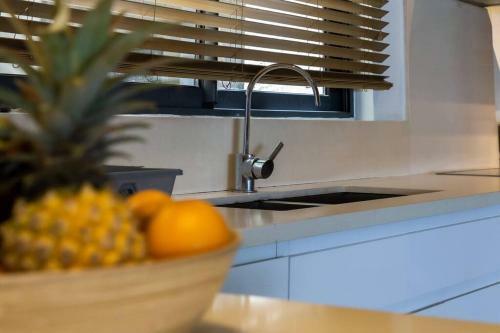 Amaranth Iii: 3 Bedroom Beachfront Apartment With Rooftop Pool
