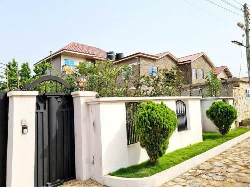 Beautiful 1bed Apartment In Adenta Wifi