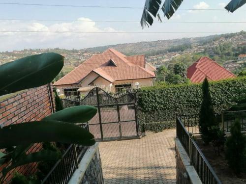 Apartamento Beautiful 4 Bedroom Home With Free Parking.